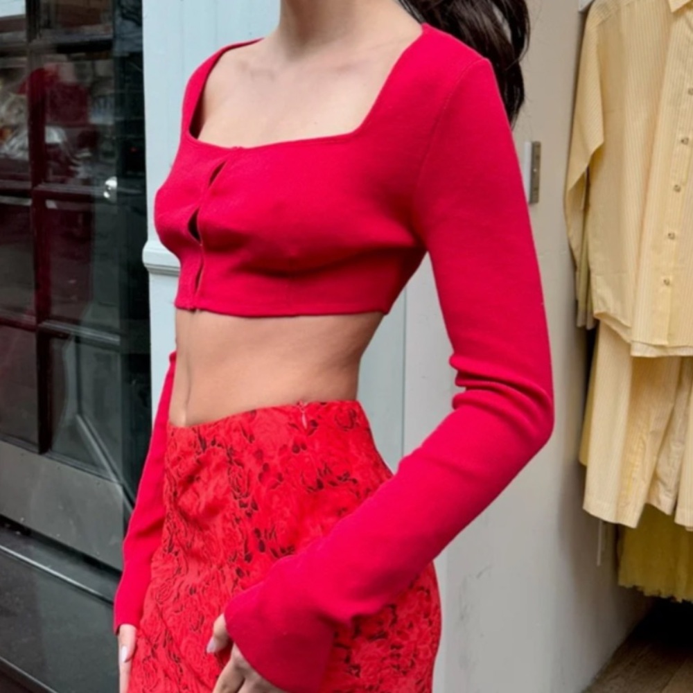 LNWT ISALIS
Amal Cropped Long Sleeve in Red